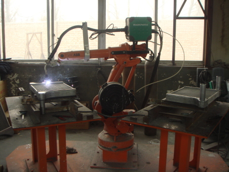 中冷器机器人焊接设备